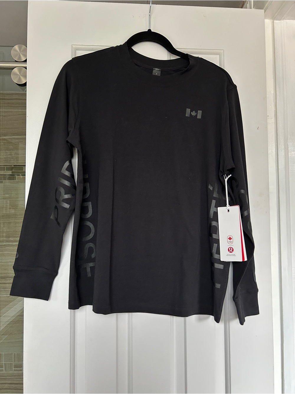 lululemon Long-Sleeve team Canada Crew in Black NWT